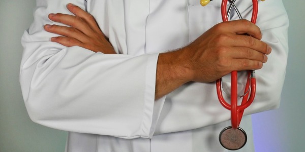 ¿Por qué las batas médicas son siempre blancas?